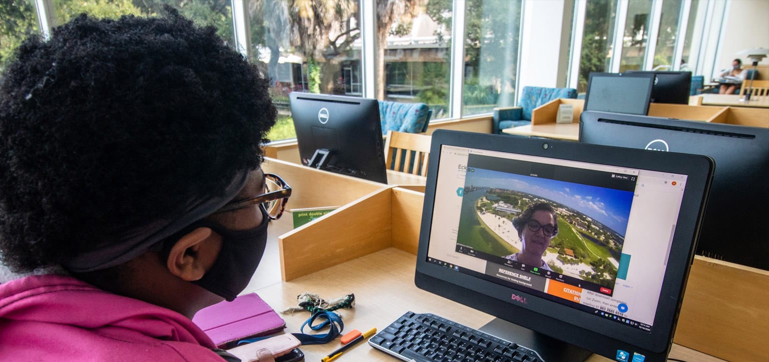 Eckerd College student uses the library's Zoom reference desk