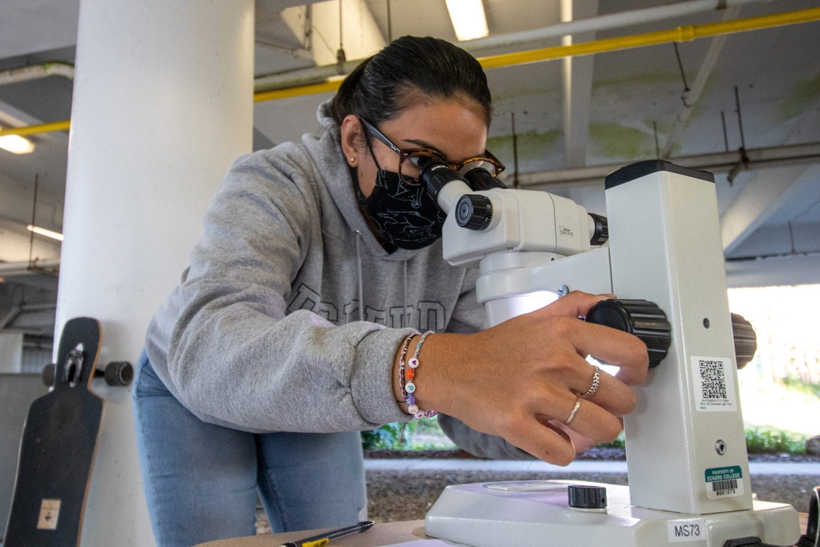 Janessa Benavidas ‘22 looks at a series of foraminifera during a lab for her winter term Deep Sea Exploration