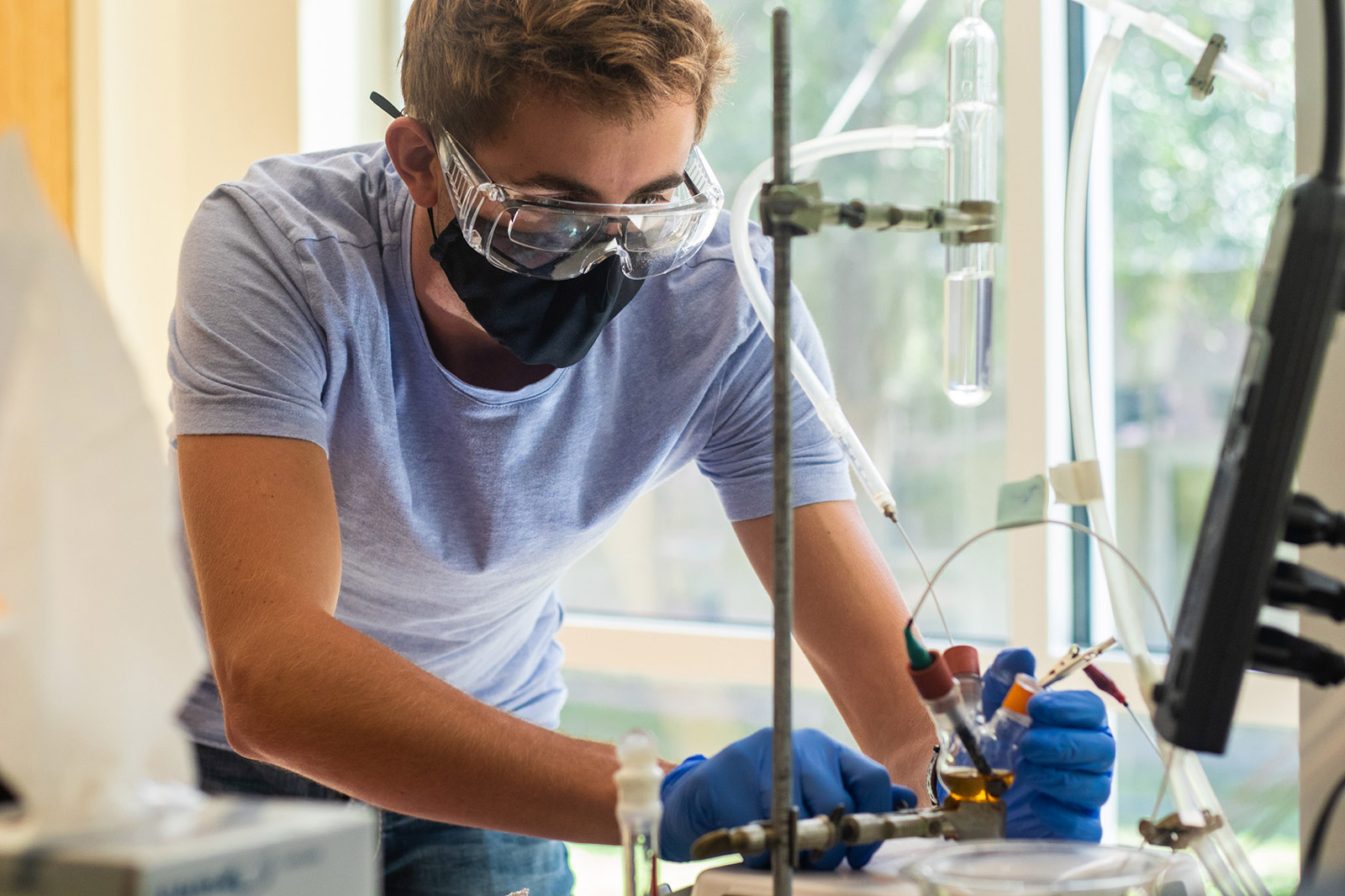 Biochemistry student works in lab at Eckerd College