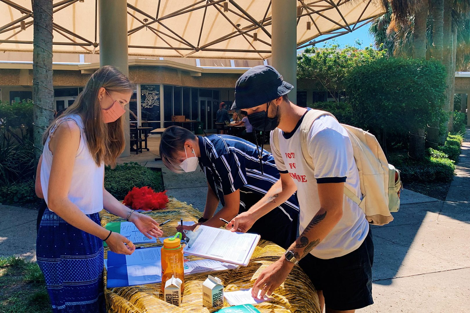 Eckerd College students register to vote