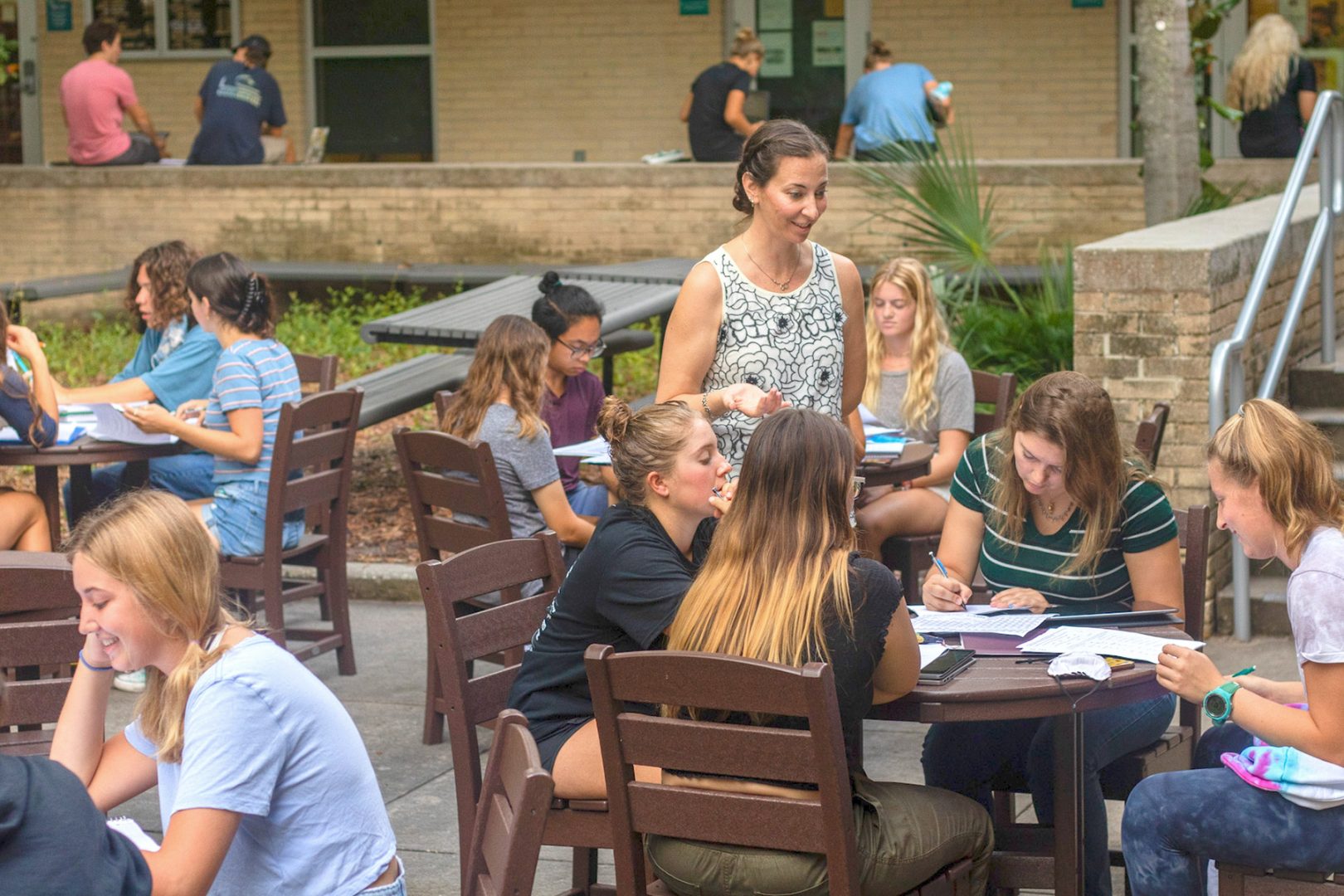 Eckerd College professor teaches chemistry class outside