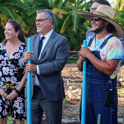 President Fernandez and Farmer Jon holding shovels