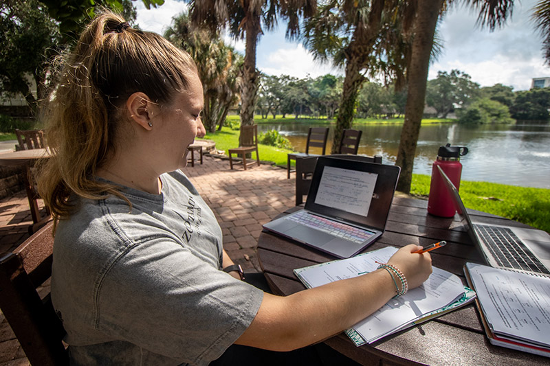 Karastyn Bennett ‘25 watching a lecture on her laptop outside