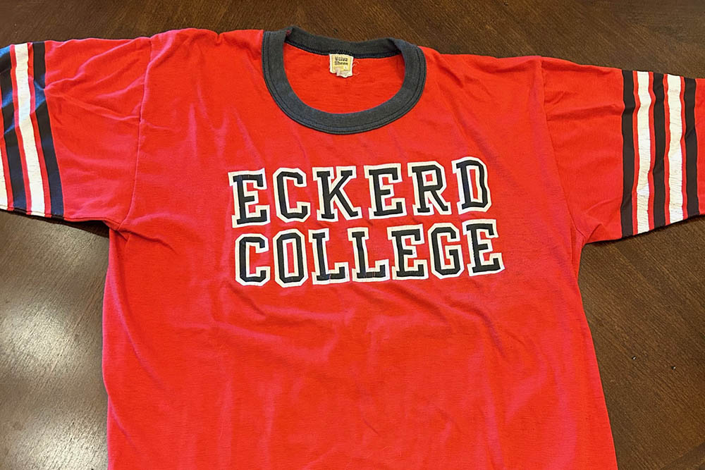 Red shirt that reads "Eckerd College"