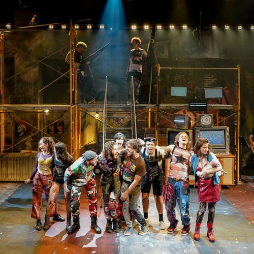 Cast of American Idiot sings center stage.