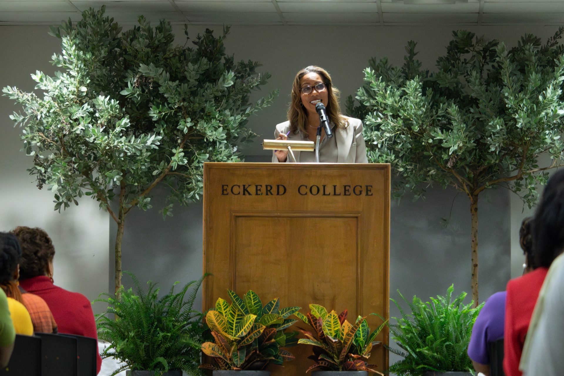 Dr. Roslyn Clark Artis stands at an Eckerd College Podium in front of a crowd in Fox Hall.