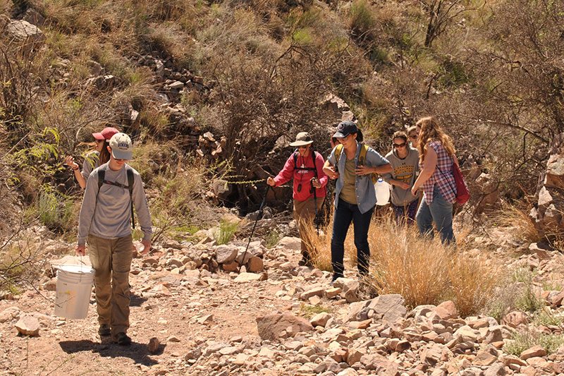 Students hiking in Arizona