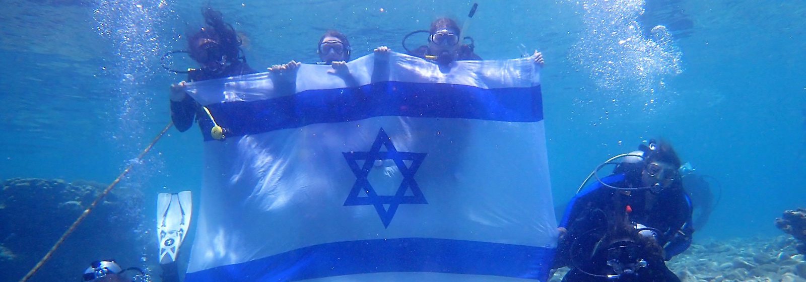 Eckerd Hillel students scuba diving in Israel